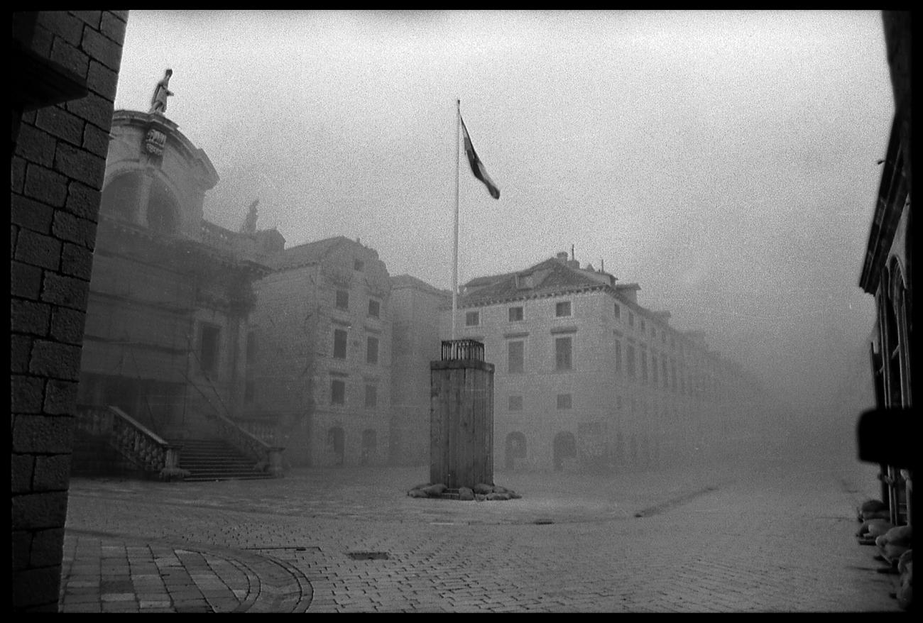 KAMENA PRAŠINA NAD GRADOM - PAVO URBAN 6.12.1991.